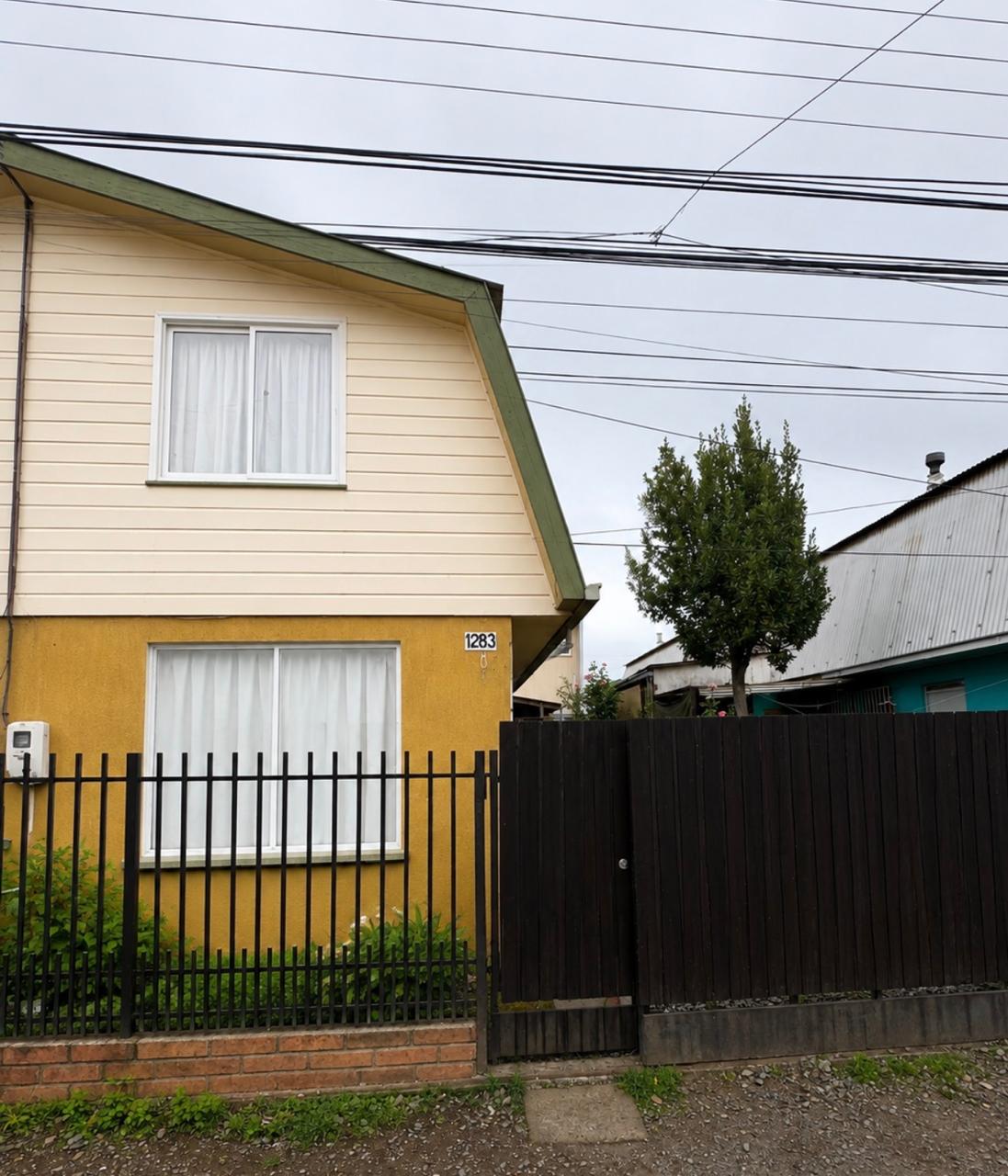 Se Vende Céntrica Casa de Dos Pisos en Villa Los Ángeles